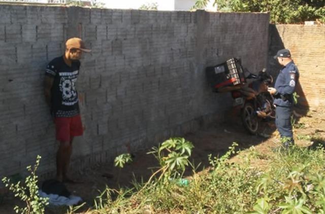 Pintor é detido com motocicleta furtada no bairro Novo Aeroporto Pintor é detido com motocicleta furtada no bairro Novo Aeroporto
