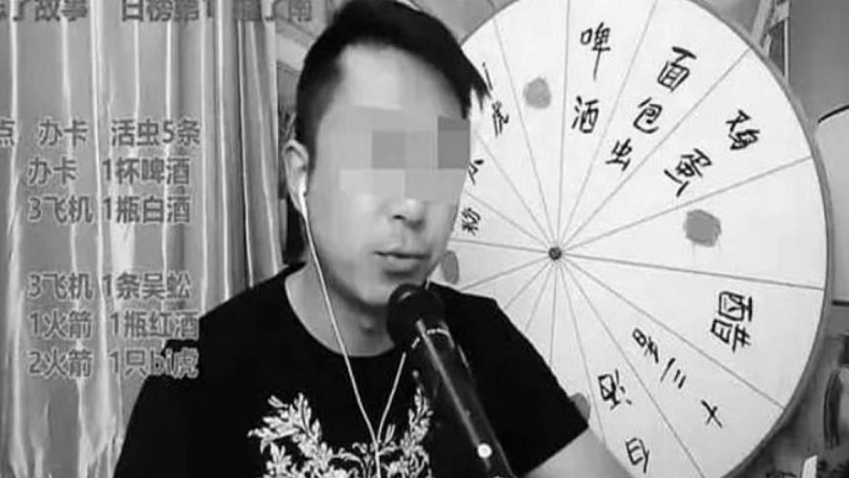 Vlogger morre após comer animais venenosos em transmissão ao vivo Vlogger morre após comer animais venenosos em transmissão ao vivo