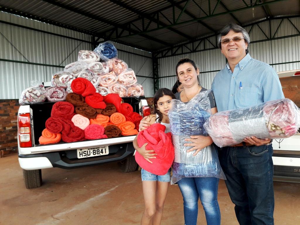 Moradores de Reassentamentos Pedra Bonita, Santana e Santa Emília recebem cobertores