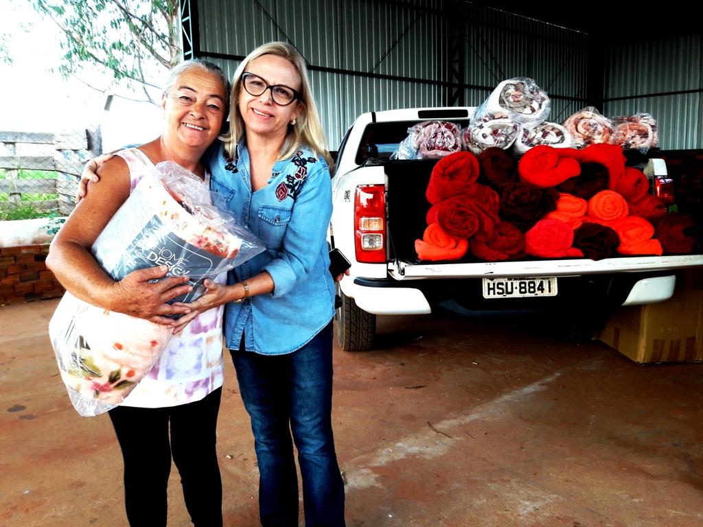 Moradores de Reassentamentos Pedra Bonita, Santana e Santa Emília recebem cobertores