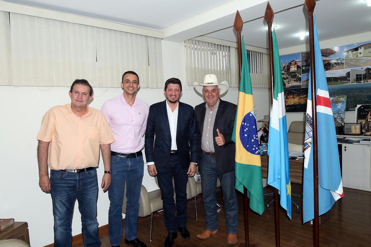Prefeito recebe deputado federal por Goiás e deputado Eduardo Rocha para apoio a projetos de obras de infraestrutura