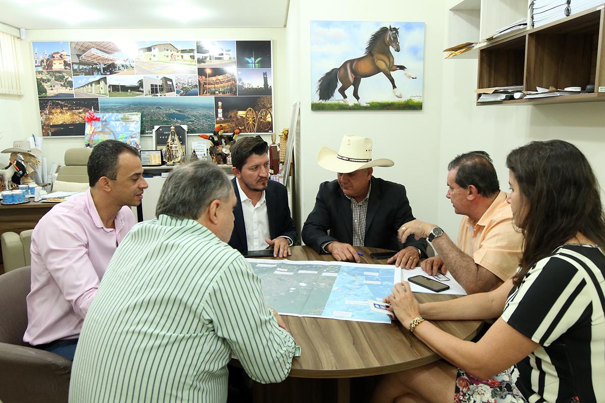 Prefeito recebe deputado federal por Goiás e deputado Eduardo Rocha para apoio a projetos de obras de infraestrutura
