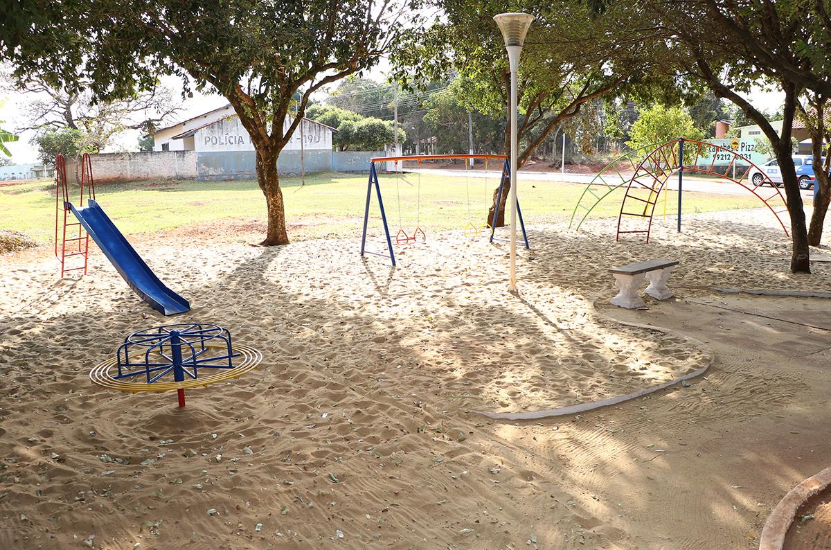 Arapuá recebe novo Parquinho em praça do Distrito
