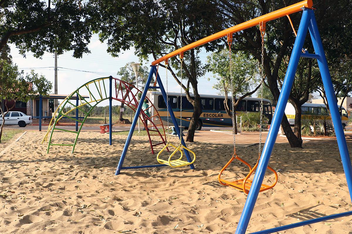 Arapuá recebe novo Parquinho em praça do Distrito