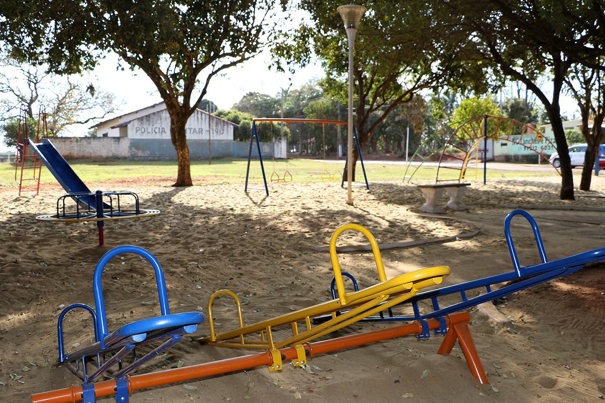 Arapuá recebe novo Parquinho em praça do Distrito