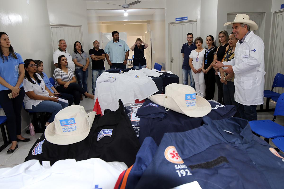 Uniformes são entregues a profissionais da Saúde na USF do Parque São Carlos