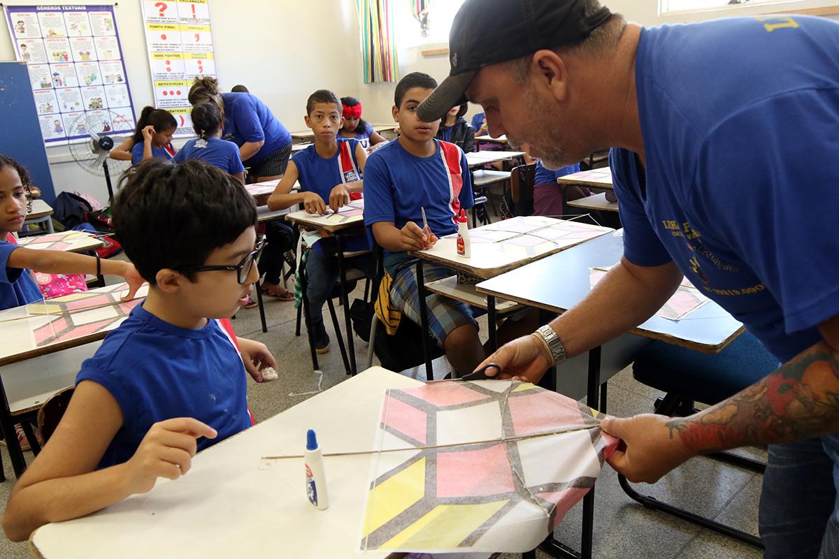 Professor de Educação Física da E.M. Ramez Tebet desenvolve projeto de conscientização do uso de cerol em Pipas