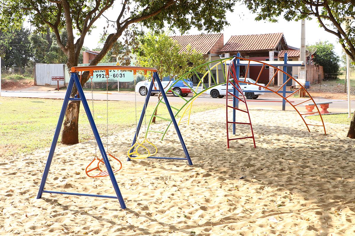 Arapuá recebe novo Parquinho em praça do Distrito Arapuá recebe novo Parquinho em praça do Distrito