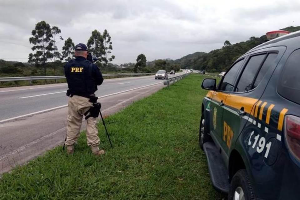 Bolsonaro suspende fiscalização por radares móveis em rodovias