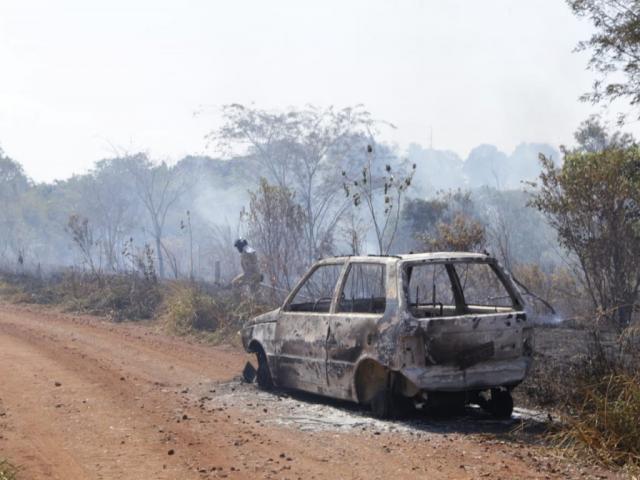Carro pega fogo e chamas se alastram em área na Mata do Segredo Carro pega fogo e chamas se alastram em área na Mata do Segredo