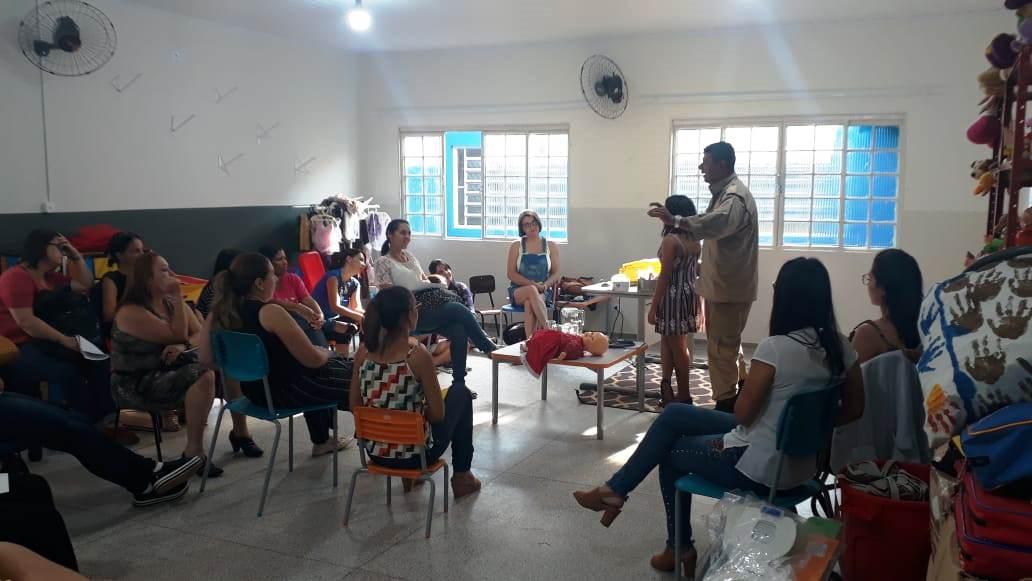 Equipe da ESF Santa Rita realiza treinamento de como agir no CEI em situações de urgência e emergência Equipe da ESF Santa Rita realiza treinamento de como agir no CEI em situações de urgência e emergência