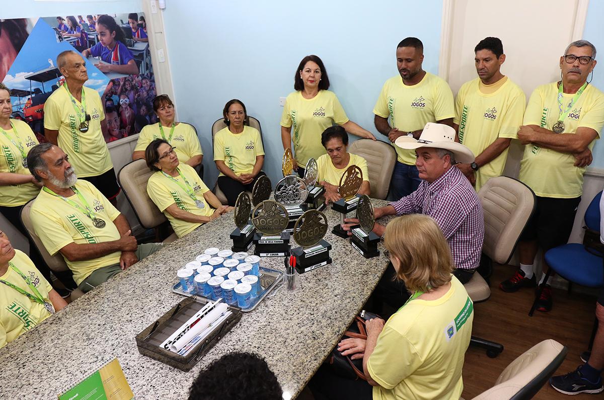 Equipe da Melhor Idade visita prefeito de Três Lagoas em seu Gabinete para agradecer apoio Equipe da Melhor Idade visita prefeito de Três Lagoas em seu Gabinete para agradecer apoio
