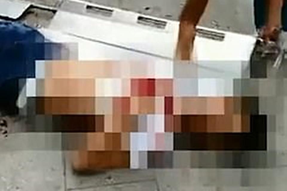 Mulher mata namorado com tesouradas após ele chamá-la de “gorda”