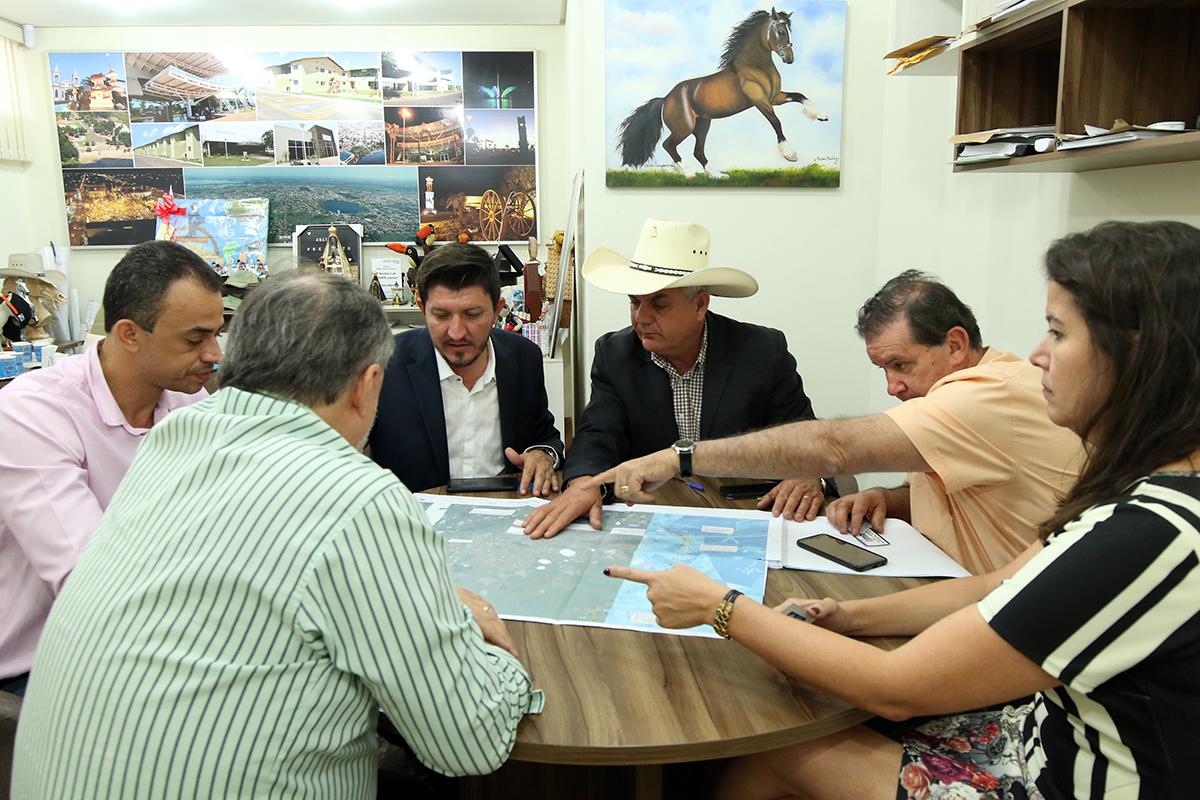 Prefeito recebe deputado federal por Goiás e deputado Eduardo Rocha para apoio a projetos de obras de infraestrutura Prefeito recebe deputado federal por Goiás e deputado Eduardo Rocha para apoio a projetos de obras de infraestrutura
