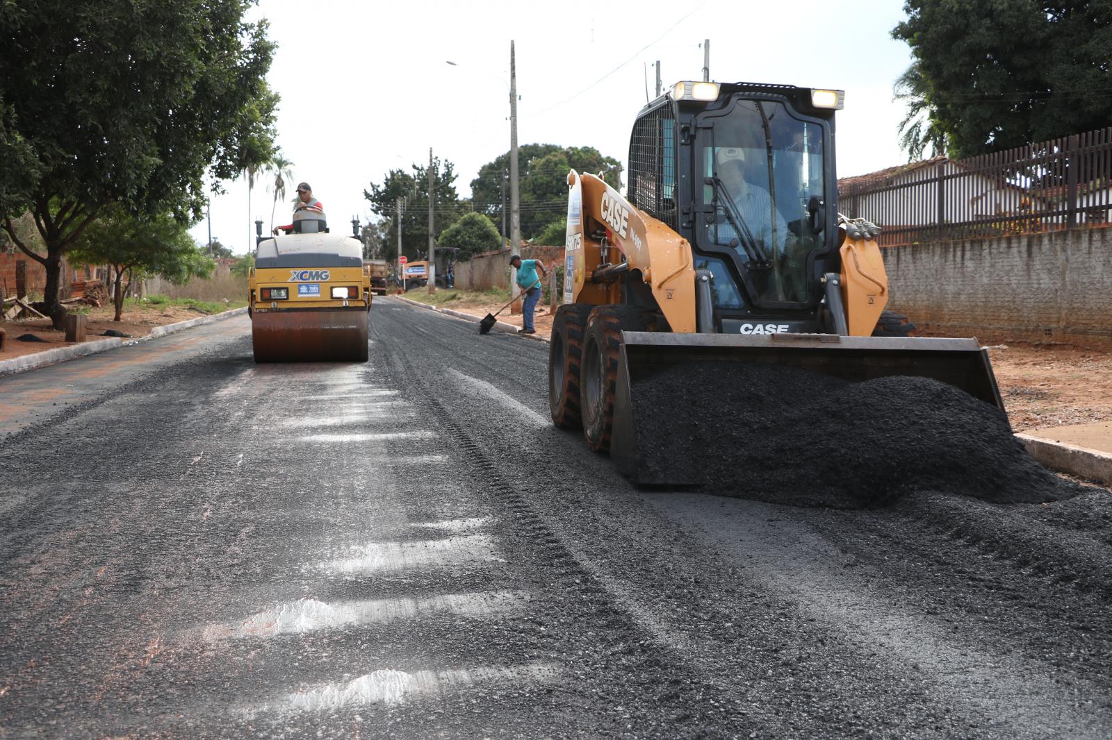Ruas do Arapuá recebem recapeamento com recursos próprios da Prefeitura de Três Lagoas Ruas do Arapuá recebem recapeamento com recursos próprios da Prefeitura de Três Lagoas