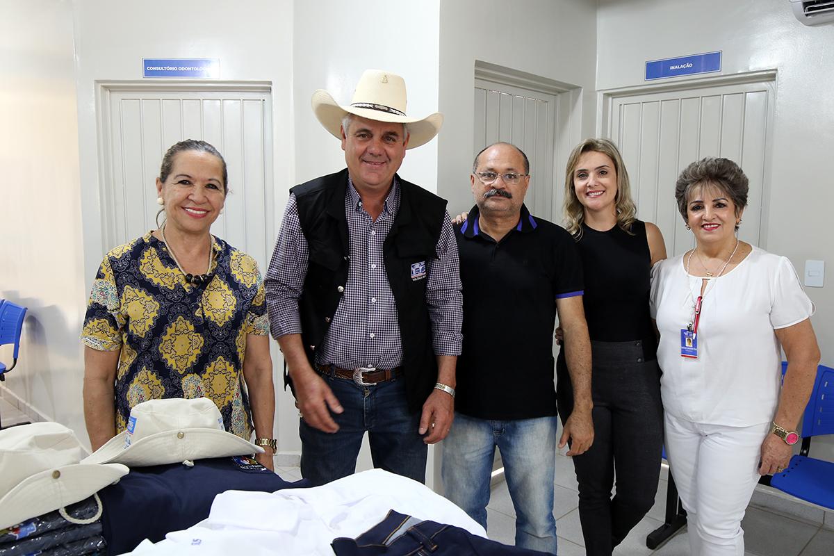 Uniformes são entregues a profissionais da Saúde na USF do Parque São Carlos