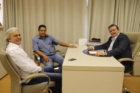 Vereadores de TL, Cascão e Jorginho do Gás visitam Eduardo Rocha em seu gabinete Vereadores de TL, Cascão e Jorginho do Gás visitam Eduardo Rocha em seu gabinete