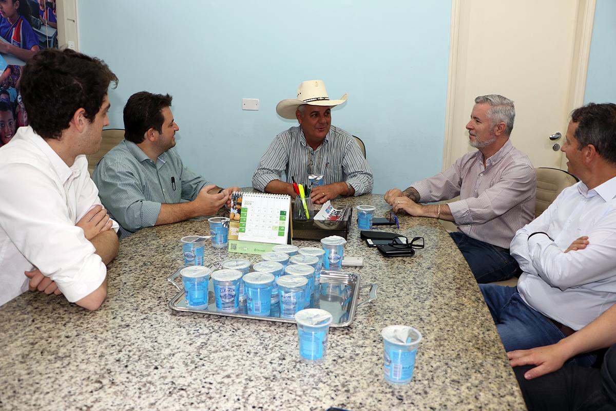 Prefeito de Três Lagoas recebe sócios proprietários das Indústrias IFC Cobrecon Prefeito de Três Lagoas recebe sócios proprietários das Indústrias IFC Cobrecon