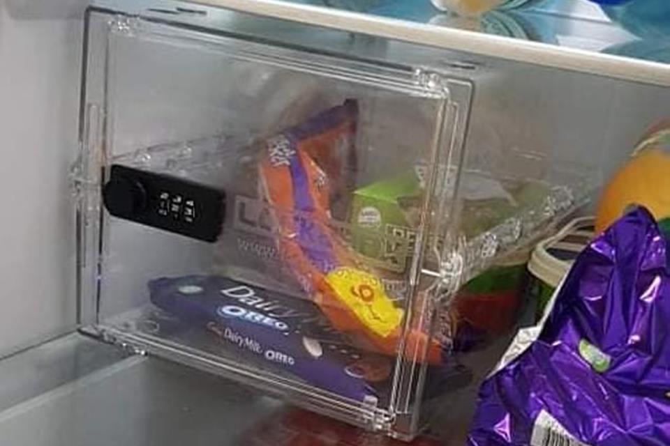 Jovem instala cofre na geladeira para noiva não comer chocolates dele