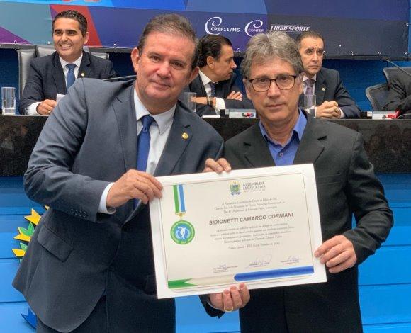 Eduardo Rocha homenageia professor de Educação Física de TL em sessão para os profissionais da área Eduardo Rocha homenageia professor de Educação Física de TL em sessão para os profissionais da área