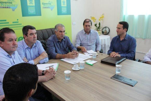 Em reunião com autoridades de Paraíso das Águas, Eduardo Rocha reforça pedidos ao município