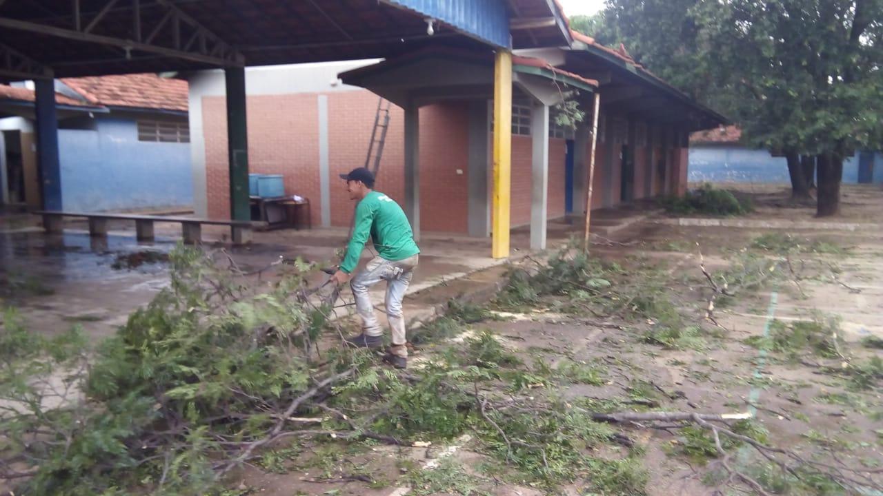 Equipes da infraestrutura, meio ambiente, assistência e defesa civil da Prefeitura de Três Lagoas prestam atendimento à população afetada pela chuva