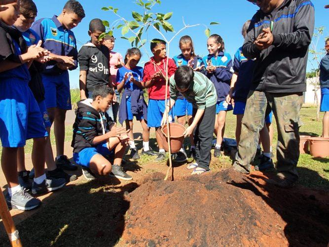 Estudantes de projetos sociais apoiados pela Suzano realizam o plantio de árvores em Três Lagoas (MS)