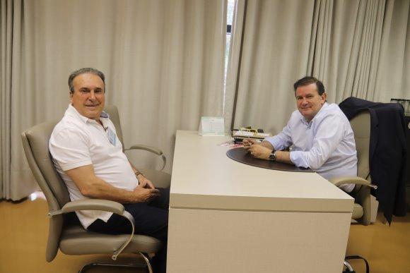 Ex-prefeito de Paranaíba, Diogo Tita, visita deputado Eduardo Rocha em seu gabinete na ALMS