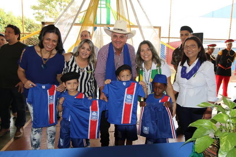 Prefeito de Três Lagoas realiza entrega de novos uniformes escolares em cerimônia da Semana da Pátria Prefeito de Três Lagoas realiza entrega de novos uniformes escolares em cerimônia da Semana da Pátria