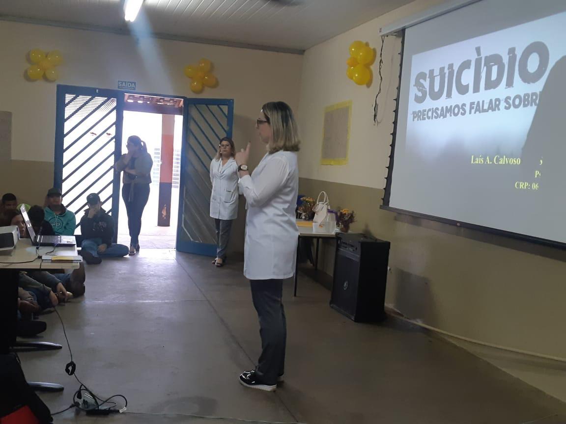 Psicóloga do Viver Bem da Unimed Andradina ministra palestra na ETEC