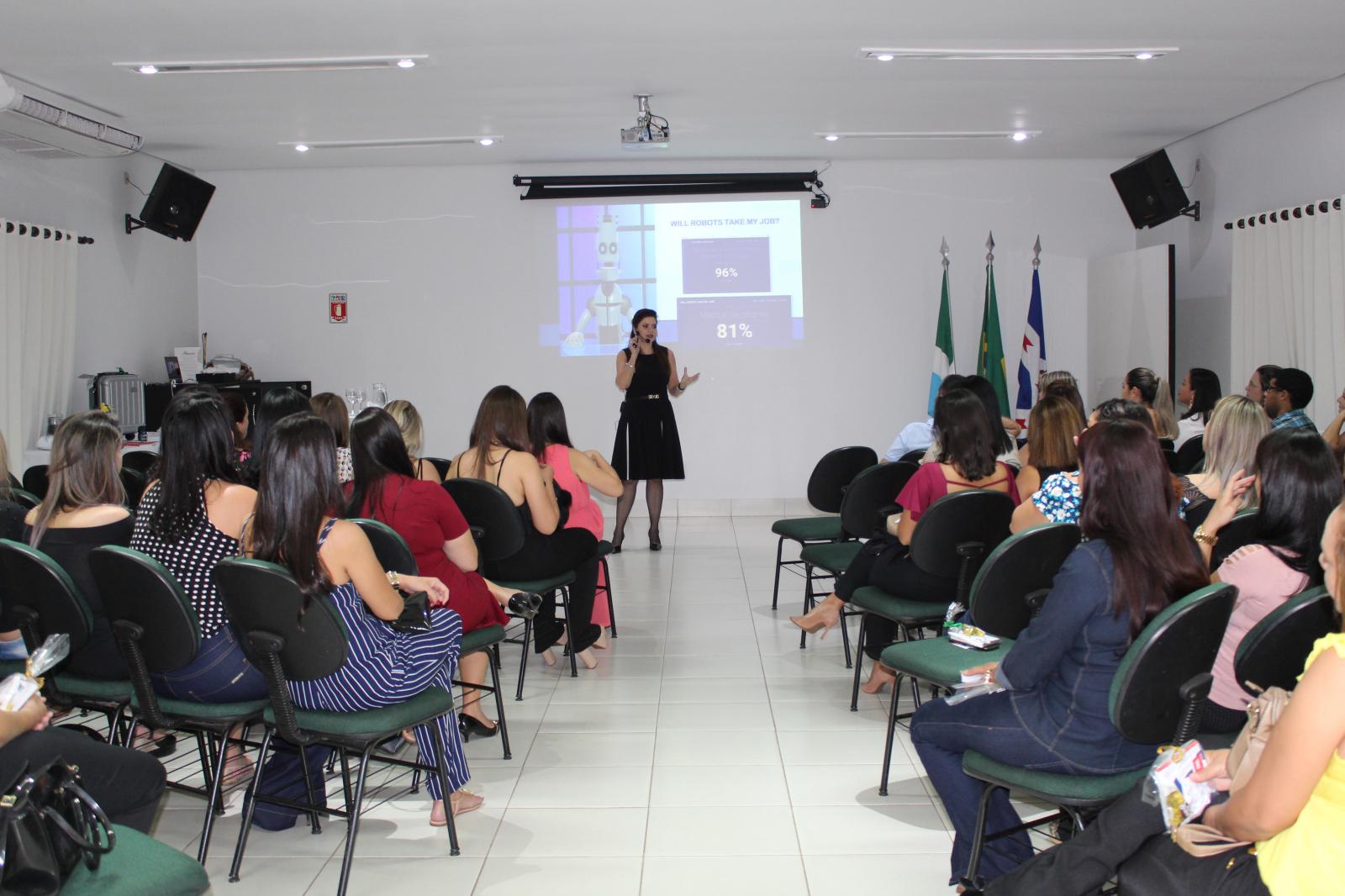 Unimed Três Lagoas comemora Dia da Secretária com palestra motivacional