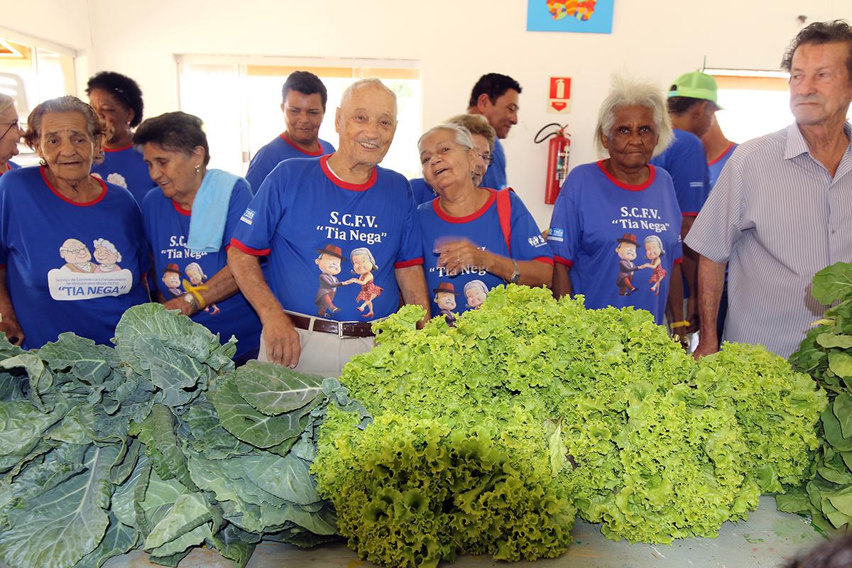 Agronegócio entrega verduras para Idosos do Centro de Convivência “Tia Nega”