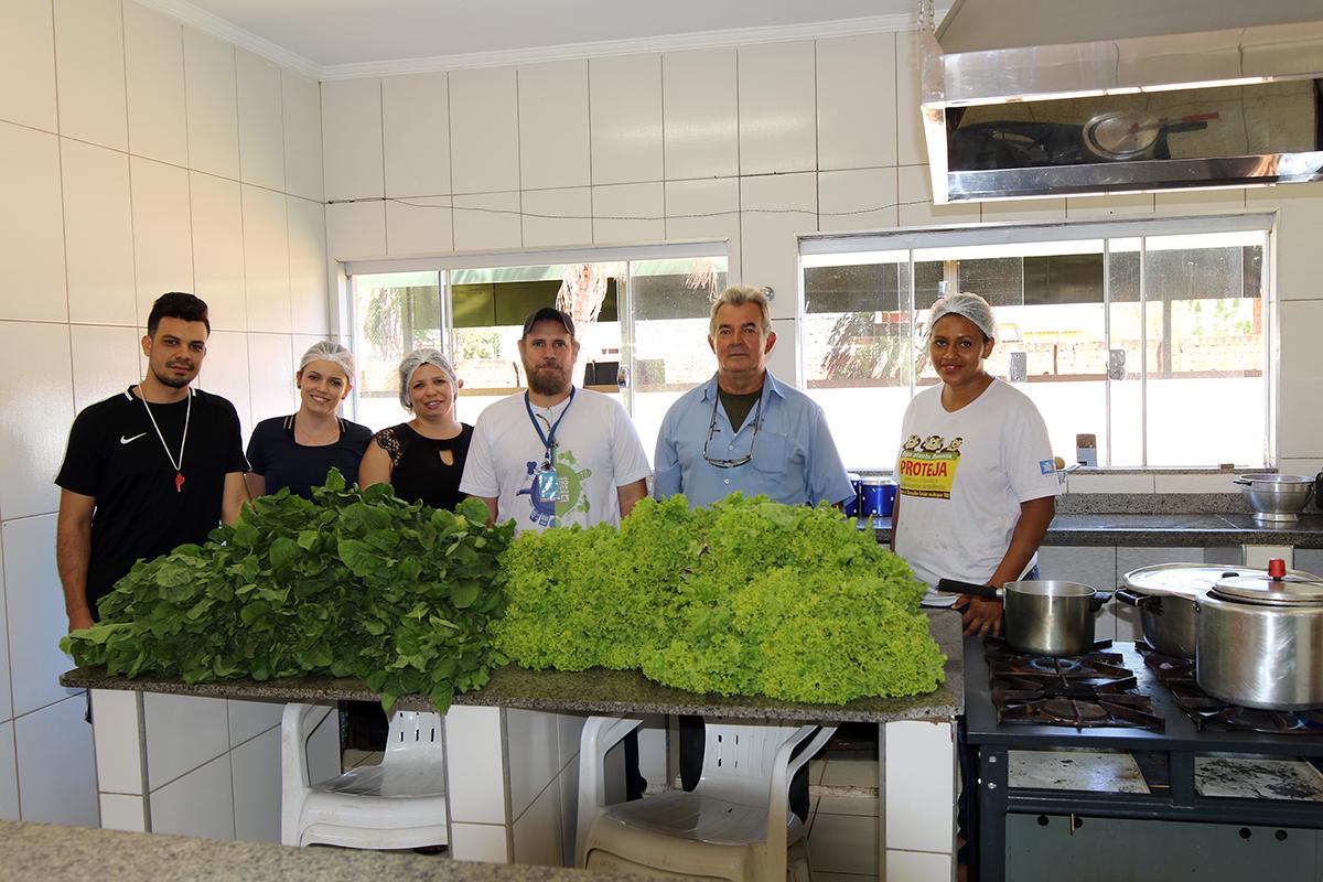 Agronegócio entrega verduras para Idosos do Centro de Convivência “Tia Nega”