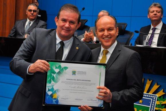 Deputado Eduardo Rocha homenageia Junior Mochi com Título de Cidadão Sul-mato-grossense Deputado Eduardo Rocha homenageia Junior Mochi com Título de Cidadão Sul-mato-grossense