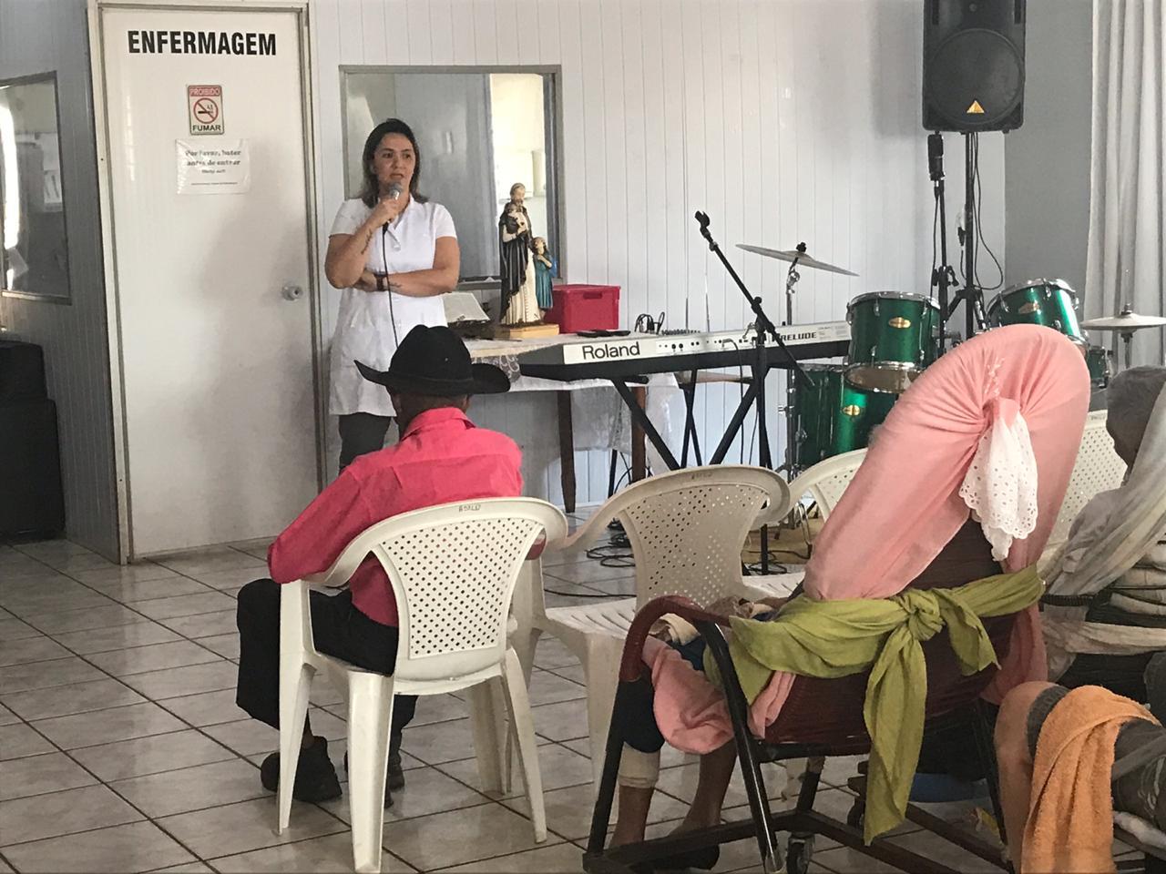Fisioterapeuta da Unimed Andradina ministra palestra em Asilo Fisioterapeuta da Unimed Andradina ministra palestra em Asilo