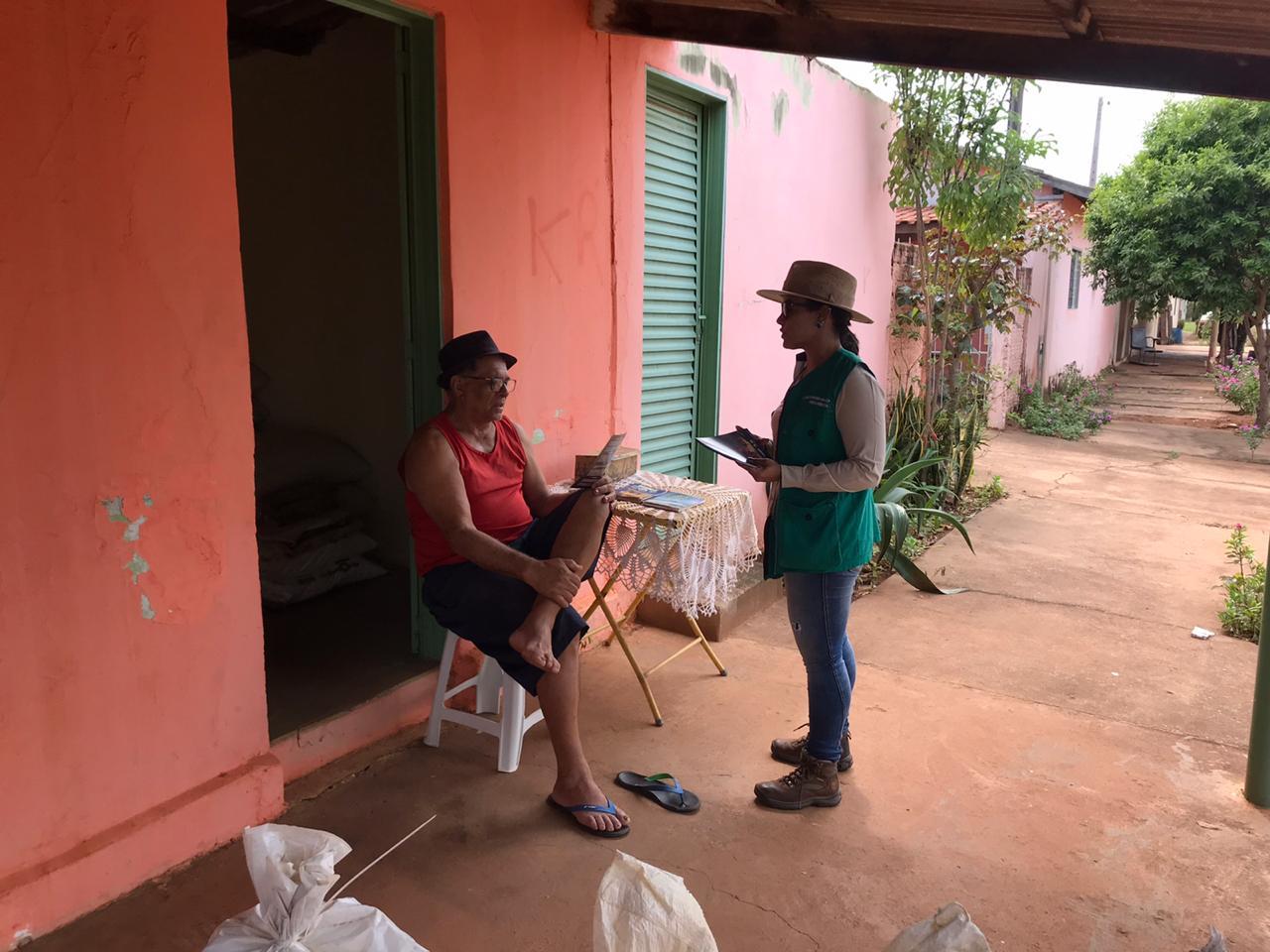 Meio Ambiente realiza panfletagem sobre queimadas no Distrito de Arapuá