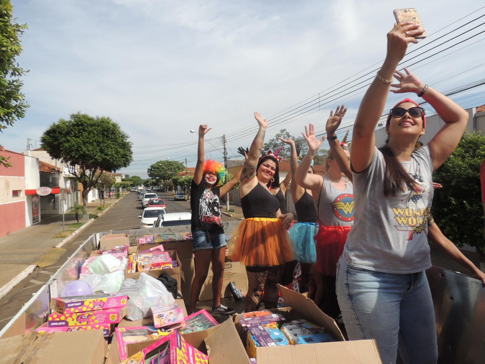 Polícia Militar e voluntários distribuem brinquedos no dia das crianças em Três Lagoas