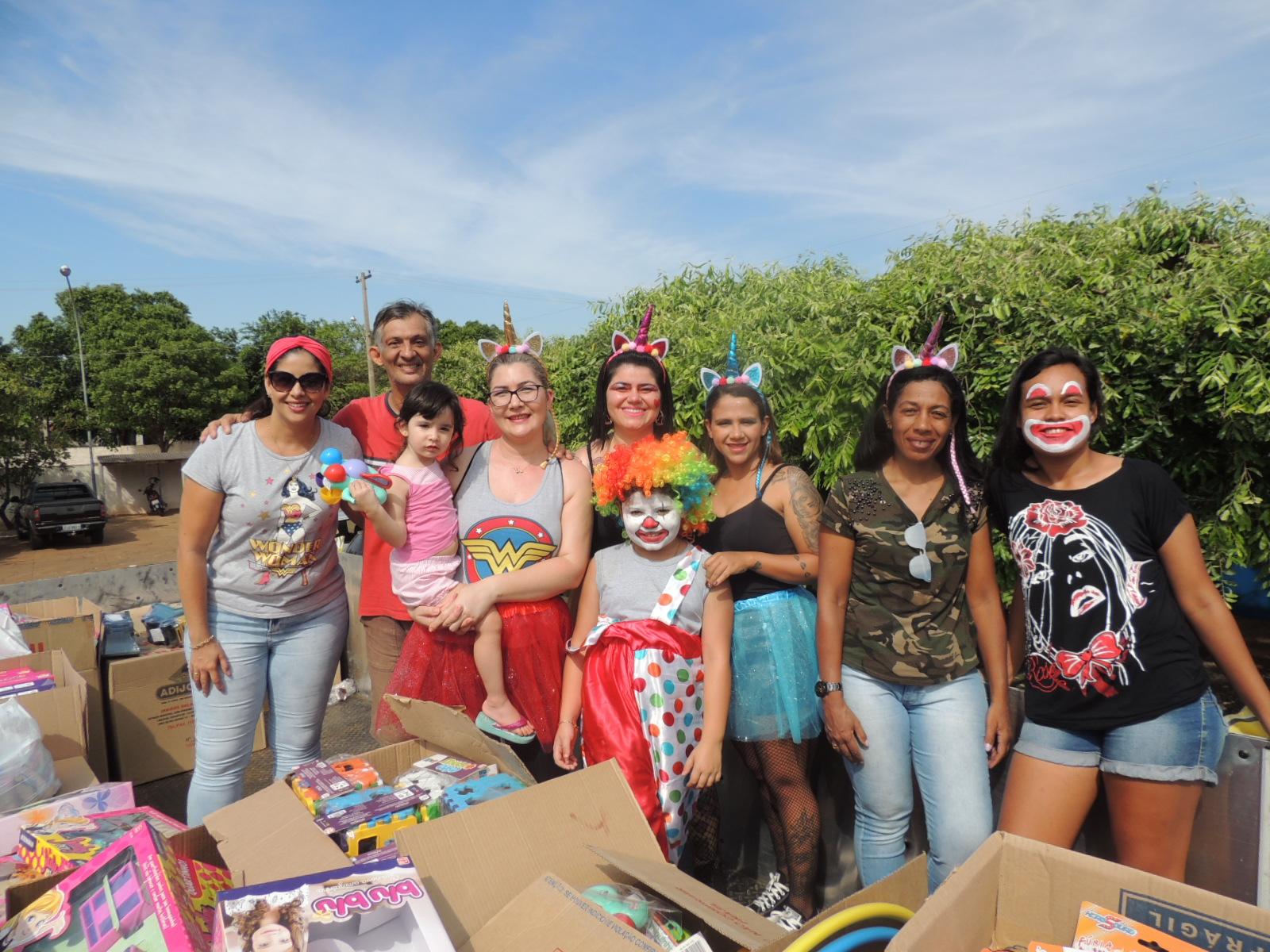 Polícia Militar e voluntários distribuem brinquedos no dia das crianças em Três Lagoas