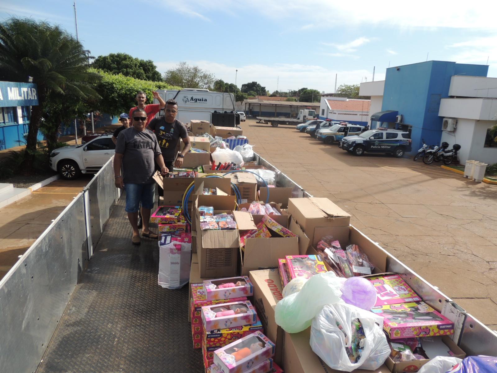 Polícia Militar e voluntários distribuem brinquedos no dia das crianças em Três Lagoas