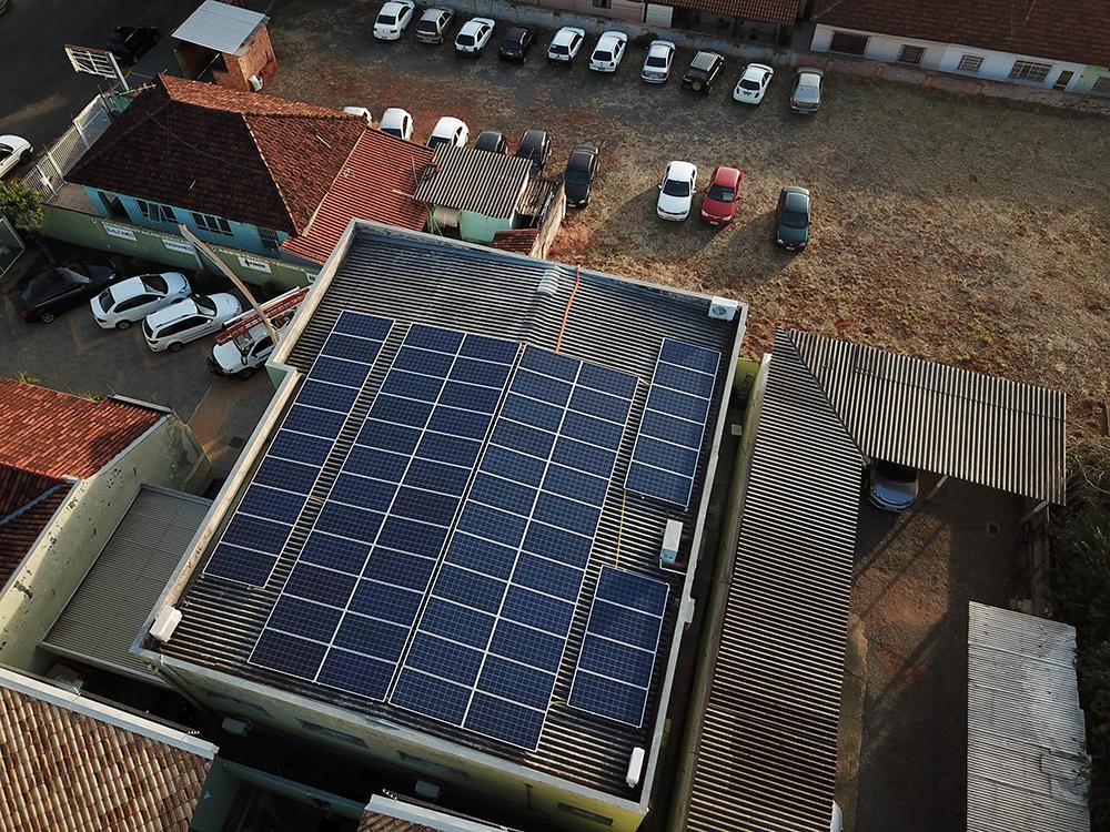 Empresários que instalaram placas fotovoltaicas criticam proposta da Aneel de taxar energia solar
