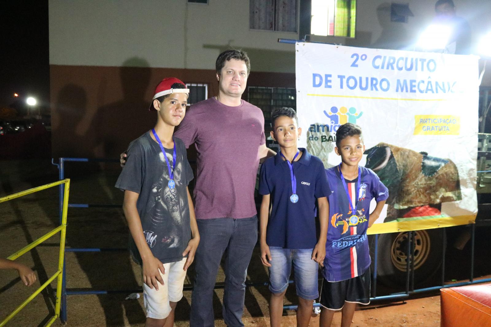 Vereador André Bittencourt realizou e “participou” da 2ª etapa do Circuito de Touro Mecânico no Novo Oeste 2. Vereador André Bittencourt realizou e “participou” da 2ª etapa do Circuito de Touro Mecânico no Novo Oeste 2.