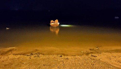 Pescadores são resgatados por bombeiros após barco virar em rio