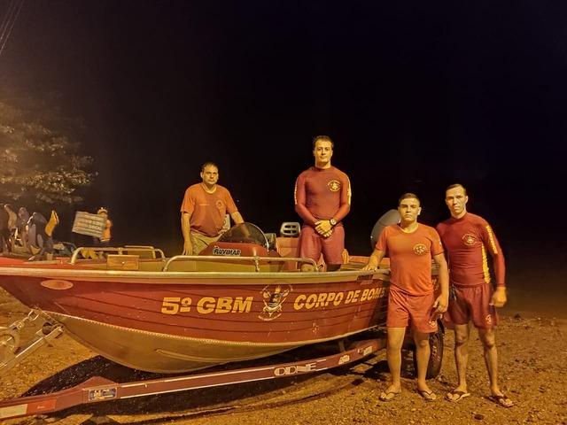 Pescadores são resgatados por bombeiros após barco virar em rio Pescadores são resgatados por bombeiros após barco virar em rio