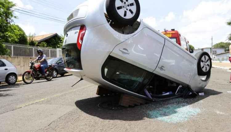 Idosa se distrai, acerta carro estacionado e capota no centro de Campo Grande Idosa se distrai, acerta carro estacionado e capota no centro de Campo Grande