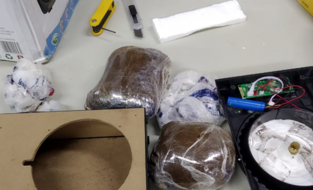 Cães do Batalhão de Choque farejam maconha em encomenda nos Correios