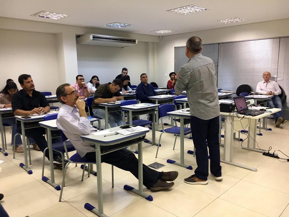 Fiems promove palestra sobre qualificação profissional e atuação no mercado externo