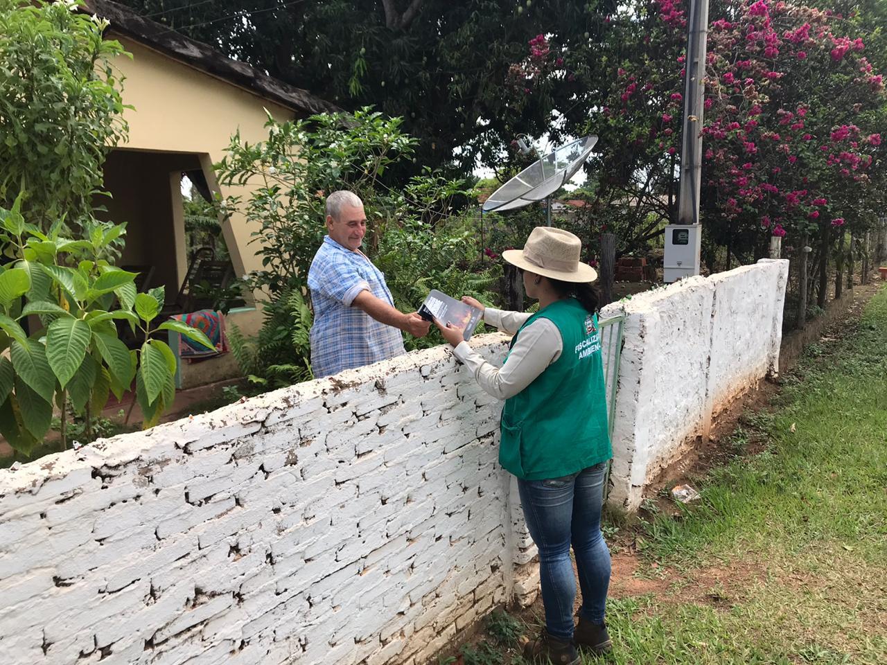 Meio Ambiente realiza panfletagem sobre queimadas no Distrito de Arapuá