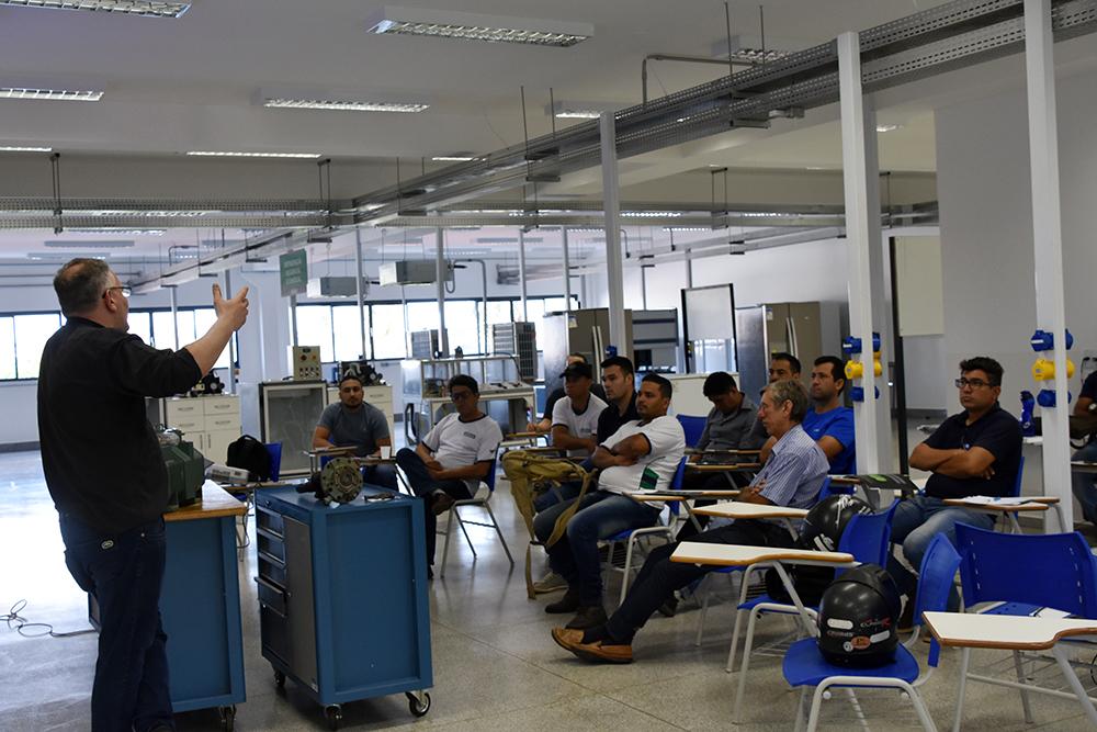 Na Semana de Refrigeração do Senai da Capital, engenheiro aborda manutenção de compressor