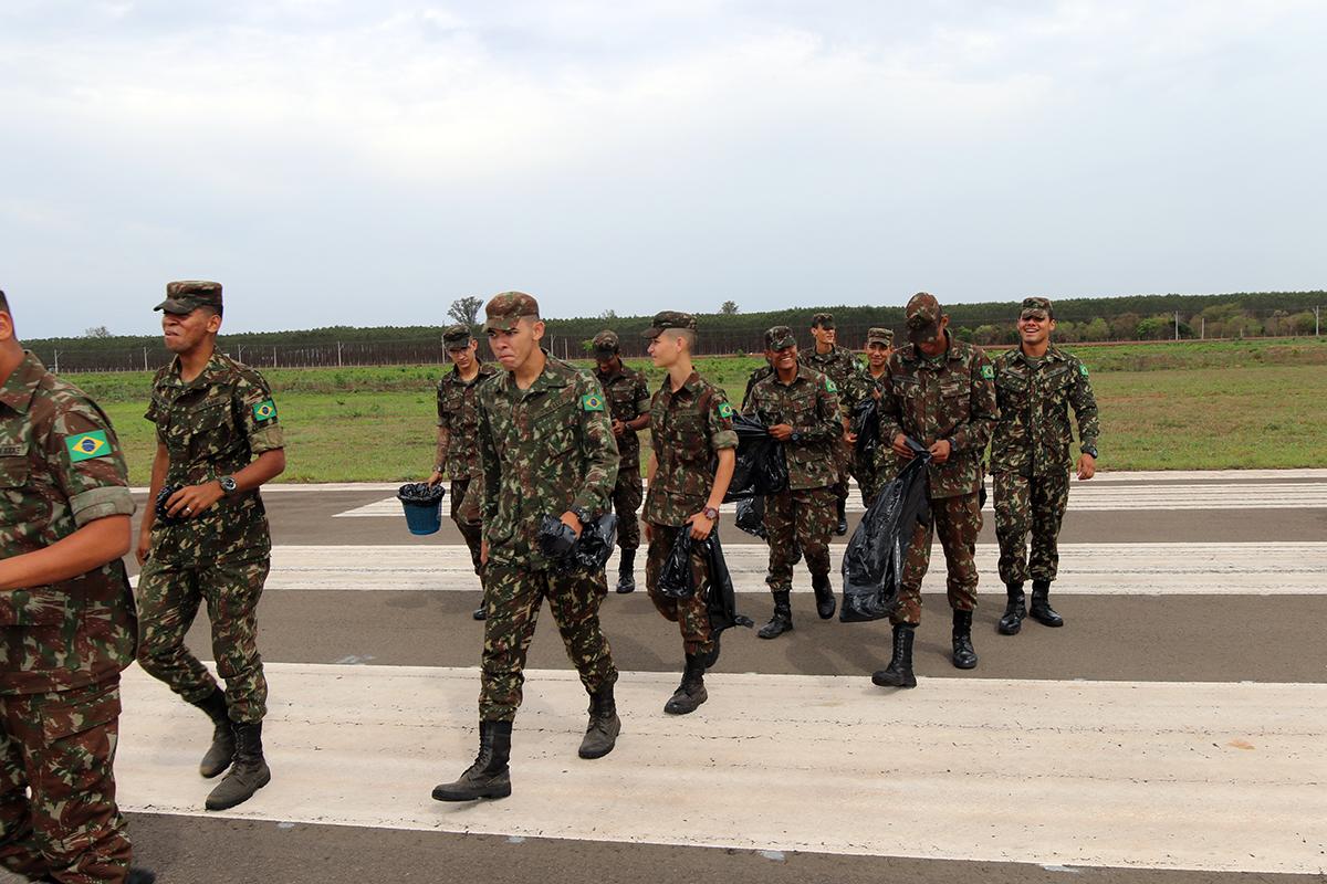 Prefeitura realiza ação de limpeza e vistoria no Aeroporto Municipal em parceria com o Exército