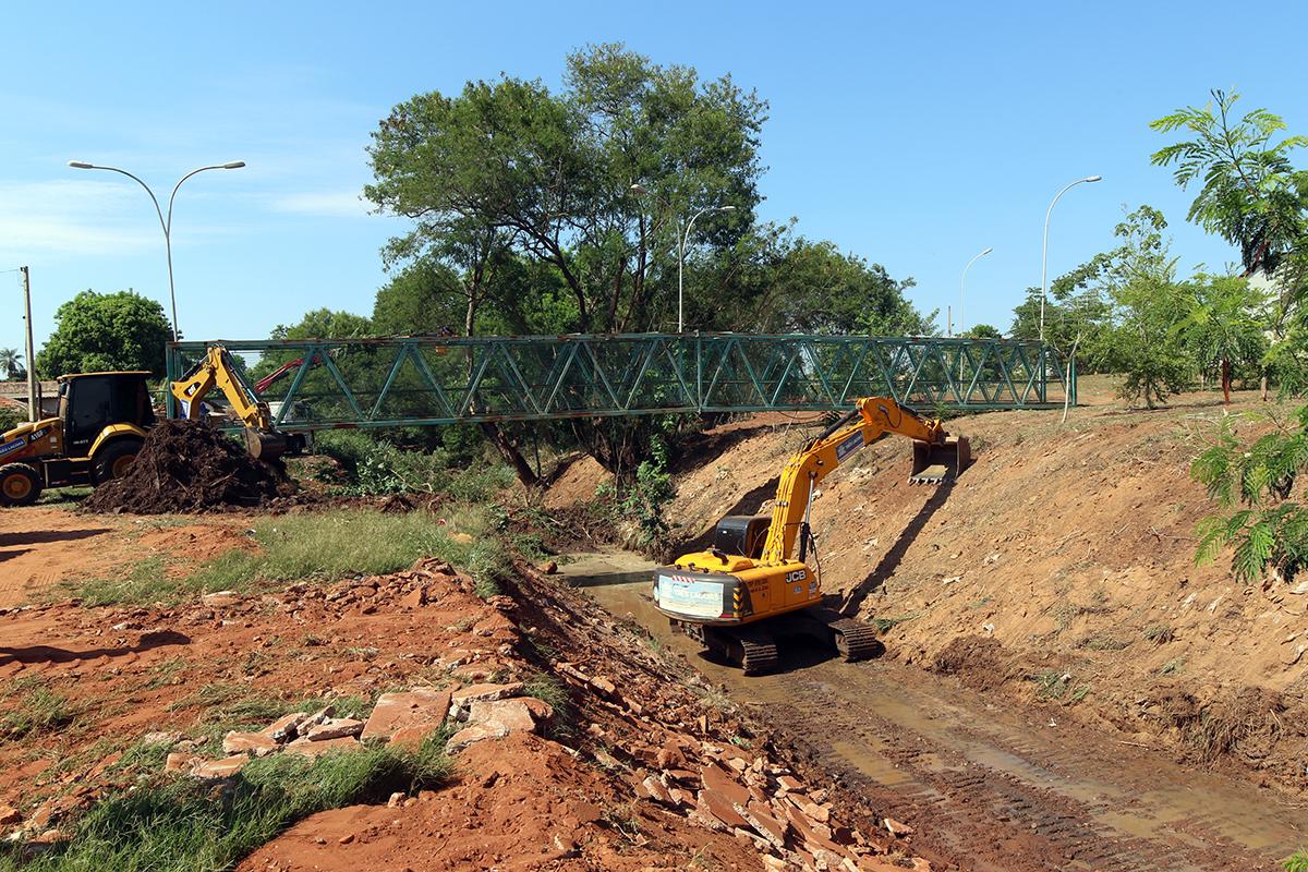 Prefeitura inicia limpeza no Córrego da Onça